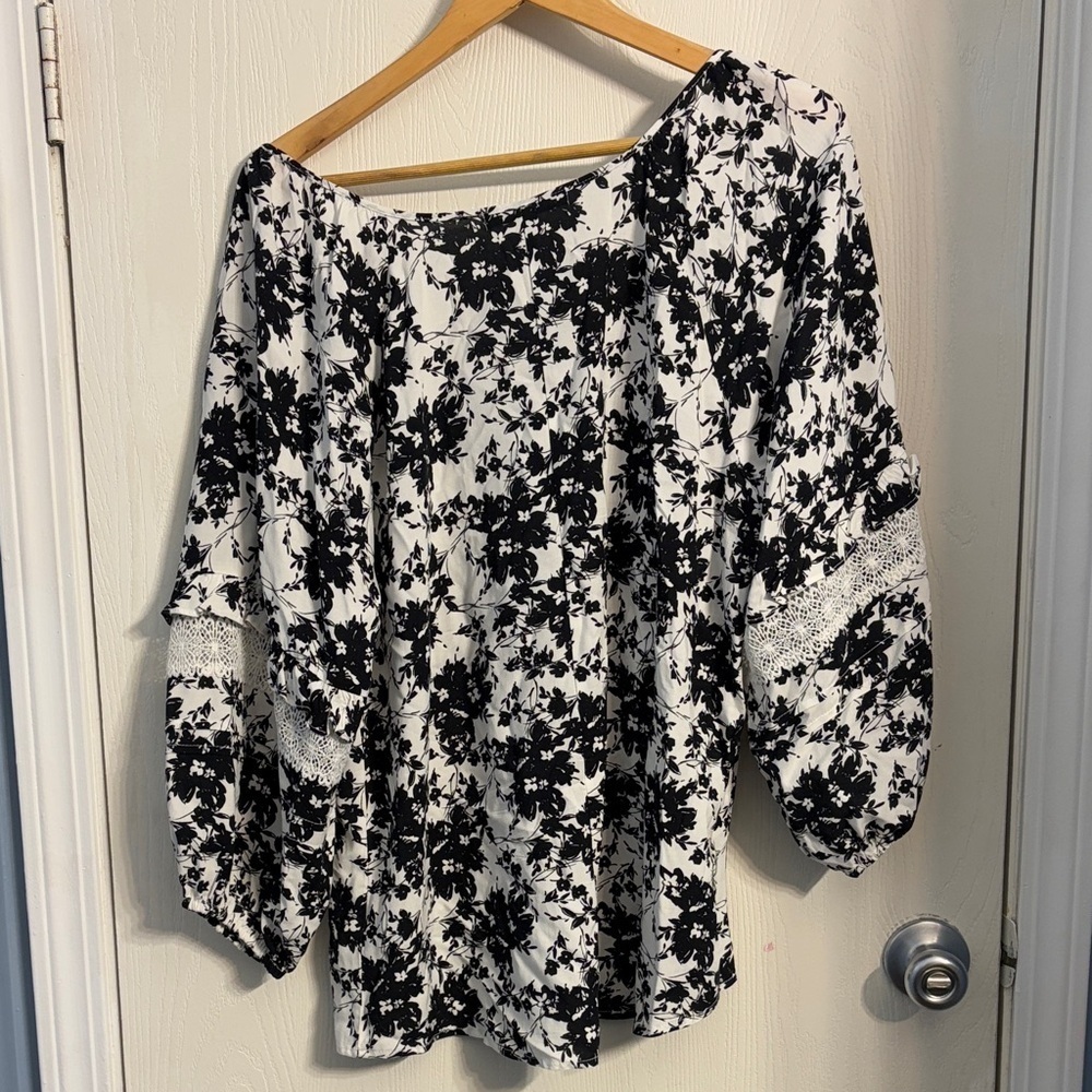 Adrienne Vittadini Monochrome Floral Blouse - Picture 5 of 7